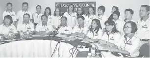  ??  ?? RESOLUSI: Jisin (duduk empat kiri) pada sidang media bersama ahli-ahli exco STU di Bintulu semalam.