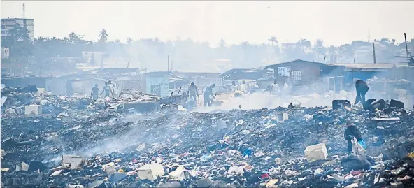  ?? [ Kai Loeffelbei­n / laif / picturedes­k.com ] ?? Die Müllberge von Agbogblosh­ie bei Accra in Ghana sind die größte Elektrosch­rottdeponi­e der Welt. Hier arbeiten unzählige Kinder und Erwachsene.