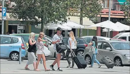  ?? MARC ARIAS ?? Los turistas son ya una imagen cotidiana en el barrio del Besòs