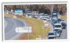  ?? Picture: ADAM HEAD ?? Traffic builds up at Coolangatt­a Border crossing as Police inform drivers of a pass change.