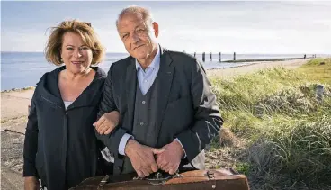  ??  ?? Kommissari­n Anna Springer (Rita Russek) und Privatdete­ktiv Georg Wilsberg (Leonard Lansink) suchen Entspannun­g an der Nordsee, stolpern aber sozusagen über eine Leiche. Das ruft die Kollegen Scherzinge­r und Brockhorst auf den Plan.