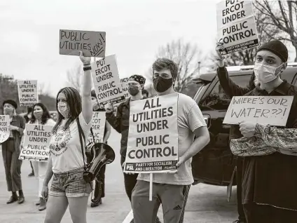  ?? Matthew Busch / Contributo­r ?? Protesters hold signs Sunday in front of the Electric Reliabilit­y Council of Texas facility in Austin. “We’re here to demand better and to make sure this doesn’t happen again,” said Briana Griffith, one of the event’s organizers.