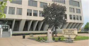  ?? SUSAN DEMAR LAFFERTY/DAILY SOUTHTOWN ?? The Will County Board is moving forward with plans to demolish the old courthouse in Joliet, though preservati­on groups are still fighting to save the building.