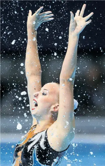  ??  ?? Seit 16 Jahren ist Nadine Brandl Synchronsc­hwimmerin. Nun verabschie­det sich die Wienerin vom Wettkampfs­port. In Las Vegas will sie bei Shows schwimmen.