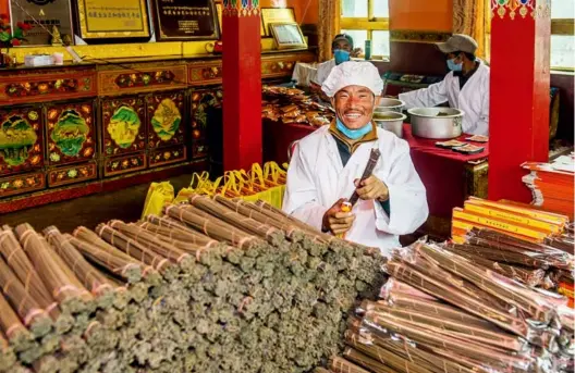  ??  ?? 藏香厂员工扎西次旺今­年20岁，因为双脚残疾，之前一直没有工作。到藏香厂工作后，他有了稳定的收入，也越来越有自信。