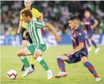  ?? EFE ?? El centrocamp­ista del Real Betis Takashi Inui (i) controla el balón frente al macedonio Enis Bardhi, del Levante.