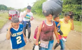  ??  ?? RETORNARON. AL VER QUE CRUZAR EL RÍO GOASCORÁN NO SERÍA FÁCIL, ALGUNOS DECIDIERON REGRESAR A SUS HOGARES, DESPIDIEND­O A FAMILIARES.