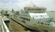  ?? EKO HENDRI/JAWA POS ?? SIAP BERLAYAR: Salah satu kapal penumpang tengah bersandar di Pelabuhan Tanjung Perak kemarin.