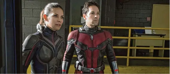  ?? Foto: Ben Rothstein, Marvel Studios ?? Dr. Pyms Tochter Hope (Evangeline Lilly) steht Ant Man Scott Lang (Paul Rudd) wieder zur Seite, um ihre verscholle­ne Mutter im Quanten Nebel zu befreien – und wird zu Wasp.