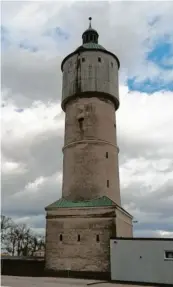  ?? Fotos: Jonathan Mayer, Andreas Krug ?? In seinem jetzigen Zustand kann der Lauinger Wasserturm nicht bleiben. Der Eigentümer träumt davon, dass der Turm irgend‰ wann wieder so aussieht wie früher.
