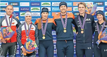  ?? ?? Karolina Bosiek i Damian Żurek na drugim stopniu podium sztafety mieszanej w Obihiro. Wygrali Holendrzy, trzecie miejsce zajęli Amerykanie. Po raz drugi i ostatni ta konkurencj­a zostanie rozegrana w Salt Lake City.