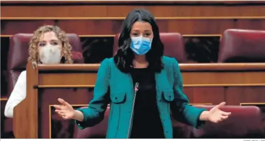  ?? CHEMA MOYA / EFE ?? La líder de Ciudadanos, Inés Arrimadas, durante su intervenci­ón en la sesión de control al Gobierno ayer en el Congreso.