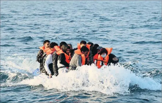  ?? GARETH FULLER - PA IMAGES / GETTY ?? Migrants creuant dilluns en pastera el canal de la Mànega amb rumb a Dover