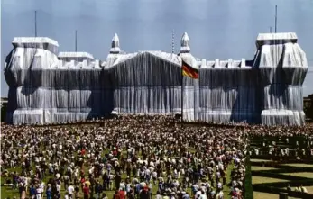  ?? Photo Reinhard Krause. Reuters ?? Le Reichstag empaqueté, à Berlin, en 1995.