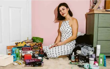  ?? Michelle Gustafson/The New York Times ?? Estudante Annabelle Schmitt em seu quarto com os produtos que divulga no Instagram