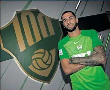  ?? ?? Omar Mascarell, 29 años, posa orgulloso junto al escudo del Elche.