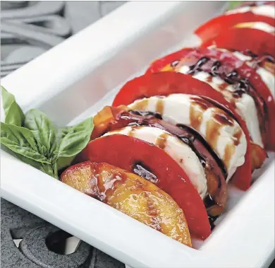  ?? ERIC SEALS PHOTOS TNS ?? With fresh peaches in season, it’s a perfect time for fruit lovers to try this Grilled Peach Caprese.