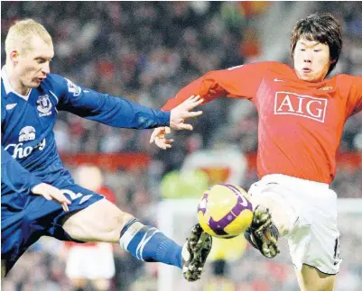  ?? AP ?? Manchester United’s Park Ji-Sung (right) fights for the ball against Everton’s Tony Hibbert during an English Premier League match at Old Trafford Stadium, Manchester, England, on Saturday, January 31, 2009.