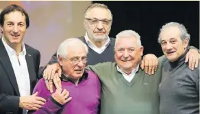  ??  ?? Lors d’une récente nuit Rugby y Toros, avec ses amis et anciennes gloires agenaises : Philippe Sella, Pierrot Lacroix, Charly Nieucel et Loulou Bernès, André Durantau (quatrième en partant de la gauche) ne cachait pas son bonheur.