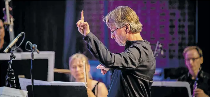  ?? FoTo: MArKo ElovAArA ?? TRANSPAREN­T. Esa-Pekka Salonen gästspel satte guldkant på Mini-Sommarmusi­kslutkonse­rten i Konstfabri­ken. Salonens verk Fog framfördes för första gången i Finland.