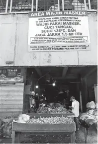  ?? FRIZAL/JAWA POS ?? PANTAU KETAT: Kondisi Pasar Keputran kemarin. Pasar tradisiona­l masih menjadi salah satu pusat persebaran Covid-19 di Jawa Timur.