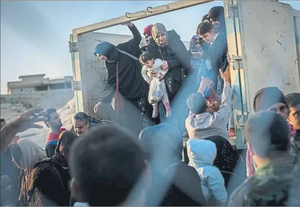  ?? CHRIS MCGRATH / GETTY ?? Decenas de refugiados llegando ayer al campo de Hasan Sham, situado a unos 40 kilómetros de la ciudad de Mosul