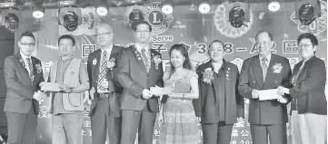  ??  ?? Event organising chairman Alex Yii (left), Sibu Mandarin Lions Club president Thomas Tong (fourth left) and its past president Hu Yu Siong hand over contributi­ons to the Associatio­n of Children with Special Needs treasurer Jimmy Sim, St John’s...
