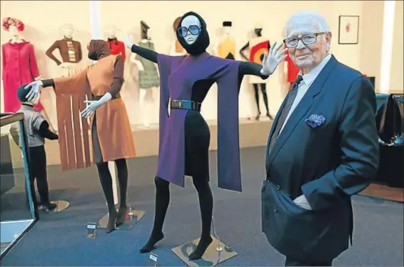  ?? CHARLES PLATIAU / REUTERS ?? Pierre Cardin posando junto a algunos de sus diseños el pasado miércoles en su museo