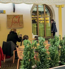  ??  ?? Locale storico Il Fink, da 50 anni in via Mostra, e la pizza «speciale» in menu