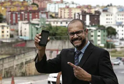  ?? Rivaldo Gomes/Folhapress ?? O prefeito regional da Cidade Tiradentes (zona leste), Ozziel Souza, mostra seu celular, ferramenta de trabalho que usa para atender a população do bairro; Facebook e WhatsApp viram canais de reclamação