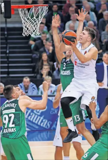  ??  ?? DESATADO. Doncic batió su récord anotador con 28 puntos, de ellos 24 en la segunda parte.