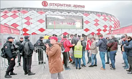  ??  ?? Policías rusos vigilan el estadio Otkrytie, también conocido como Spartak, en Moscú. El recinto será sede de los encuentros de la Copa Confederac­iones, del sábado 17 de junio al domingo 2 de julio ■ Foto Ap