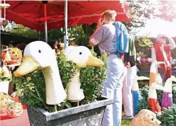  ?? RP-FOTO: KNAPPE ?? Viele schöne und nützliche Dinge konnten Besucher gestern auf dem Nabu-Naturschut­zhof im Sassenfeld kaufen, dazu Leckeres aus der Region. Wer den Garten gern jahreszeit­lich dekoriert, wurde ebenfalls fündig.