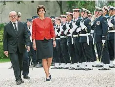  ??  ?? 新任法國國防部長是中­間派的歐洲議會女議員­古拉爾。圖為59歲的古拉爾與­前任勒德里昂（左）周三在巴黎出席交接儀­式，後者則改任外交部長。（美聯社照片）