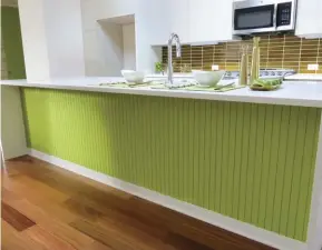  ??  ?? (TOP, RIGHT) THE VIBRANT GREEN PAINT COMBINED WITH THE GROOVES ON THIS THINLINE SIDING CREATES DEPTH AND TEXTURE UNDER THE KITCHEN ISLAND.