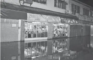  ??  ?? JALAN Chester, Bandar Tawau antara kawasan terjejas berikutan fenomena air pasang yang berlaku.