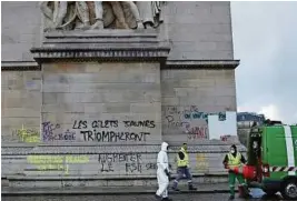  ?? APA ?? Am Arc de Triomphe entstanden hunderttau­send Euro Schaden