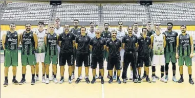  ?? FOTO: DAVID GRAU (EPNYA.COM) ?? Se presenta la nueva camiseta en un entrenamie­nto abierto El Divina Joventut convocó a socios y simpatizan­tes en un entrenamie­nto abierto ayer para dar a conocer a los nuevos jugadores y presentar la nueva (y atractiva) camiseta