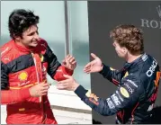  ?? EFE ?? El piloto español, Carlos Sainz (i) conversa con Max Verstappen ganador del GP de Canadá.