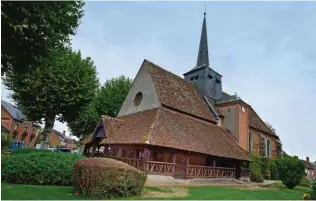  ??  ?? Une petite merveille à dénicher à Souvigny : le caquetoire de l’église.