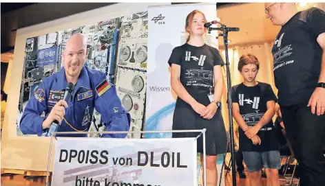  ?? BILD/MONTAGE UWE MISERIUS ?? Astronaut Alexander Gerst sprach per Live-Chat mit Schülerin Eva Tillmann vom Werner-Heisenberg-Gymnasium in Leverkusen.