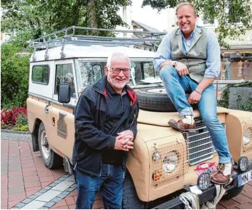  ?? Fotos: Franz Issing ?? Rolf Bauer (rechts) aus Bad Wörishofen verlässt sich auch im Alltag auf seinen betagten Landrover. Das robuste Gefährt gefiel auch Peter Schneiderb­anger sichtlich.