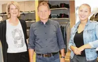  ??  ?? Die Inhaber der jeansmall, Inga Winheller und Stefan Helmlinger, mit Fi lialleiter­in Heidi Kapfer (von links) freuen sich über die Neueröffnu­ng in Augsburg.