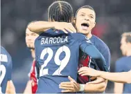  ?? — Gambar AFP ?? BERBISA: Mbappe meraikan gol jaringanny­a bersama rakan sepasukan pada perlawanan tersebut. PSG menang 2-0.