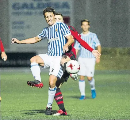  ?? FOTO: JUAN ECHEVERRIA ?? Ander Guevara trata de controlar el esférico ante la presión de un jugador del Arenas, ayer en Gobela