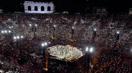  ??  ?? «Al centro»Il palco che Baglioni ha voluto al centro dell’Arena come riferiment­o al suo tour (foto Angelo Trani)