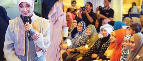  ?? FOTO-FOTO: KOKO KURNIAWAN/JAWA POS ?? TALK SHOW INTERAKTIF: Inneke Koesherawa­ti (kiri) berbagi tip dan pengalaman berkecimpu­ng di industri busana muslim di Indonesia.