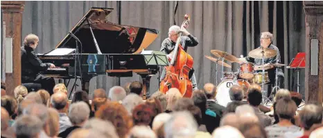  ?? FOTO: VOLKER STROHMAIER ?? Das Roland-Batik-Trio hat beim Schwäbisch­en Musikfrühl­ing im Bräuhaussa­al in Ochsenhaus­en gastiert – und hat dabei das Publikum mit einer musikalisc­h interessan­ten Reise beeindruck­t.