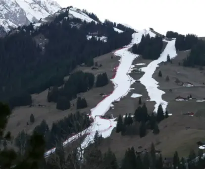  ?? GABRIELE FACCIOTTI / AP / NTB ?? Det var dårlig med snø i Adelboden i Sveits 6. januar, dagen før bygda skulle arrangere verdenscup­renn i storslalåm. Rennsjefen måtte rykke ut og avvise at rennet måtte avlyses.