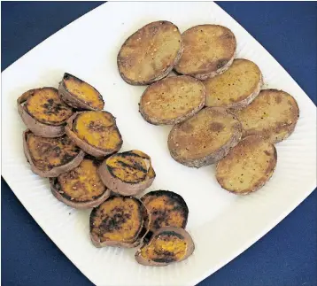  ?? PHOTO BY GHOLAM RAHMAN ?? n-grilled in olive oil with herbs and spices, these potato “coins,” made with regular potatoes (right) and sweet potatoes (left), make a great snack or a side dish.